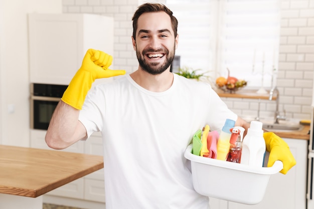 Ritratto di giovane casalingo positivo ottimista dell'uomo all'interno che indica se stesso.