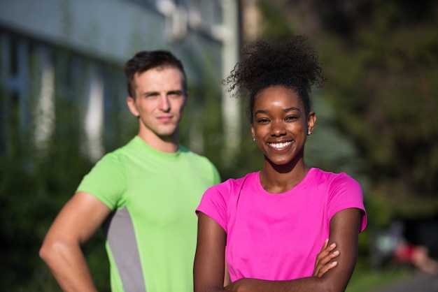 ritratto di giovane coppia da jogging multietnica pronta a correre la mattina fresca in città