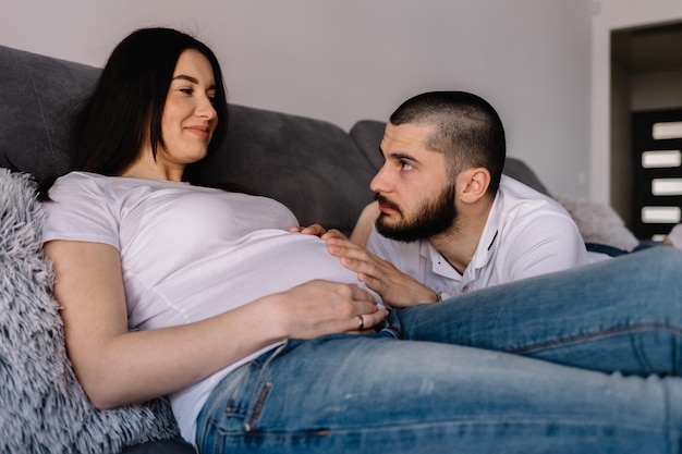 Ritratto di giovane coppia felice in attesa di un bambino