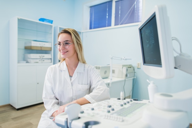 Ritratto di giovane dentista femminile in ufficio