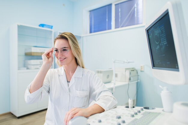 Ritratto di giovane dentista femminile in ufficio