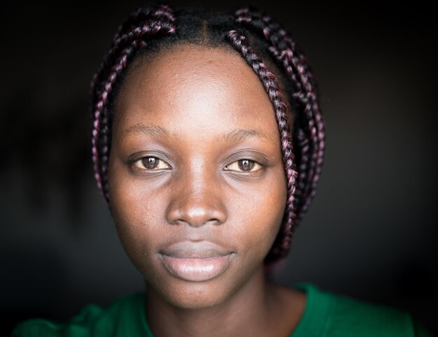 Ritratto di giovane donna afroamericana nera in interni
