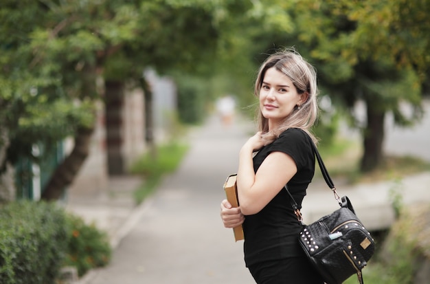 Ritratto di giovane donna alla moda che cammina per strada