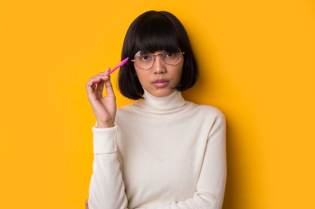 Ritratto di giovane donna asiatica carina nerd