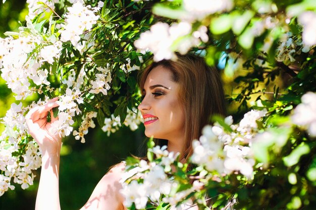 ritratto di giovane donna attraente nel giardino di meli in fiore. Festa della donna. Sprint femminile