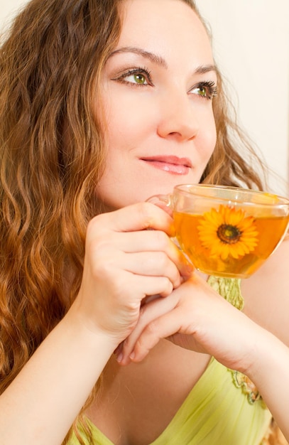 Ritratto di giovane donna bellissima con tè Il concetto di mangiare e bere Guarda più immagini dello stesso scatto