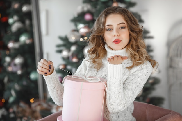 Ritratto di giovane donna bellissima con una confezione regalo