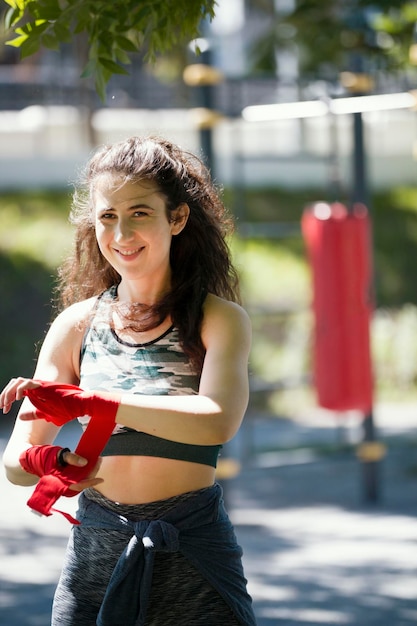 Ritratto di giovane donna box spotman nel parco estivo durante l'allenamento