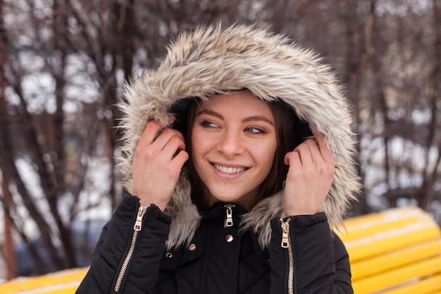 Ritratto di giovane donna carina in inverno in piedi all'aperto