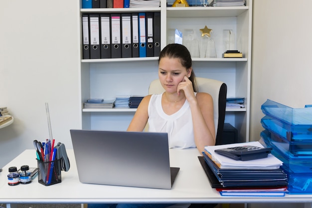 Ritratto di giovane donna che lavora in ufficio