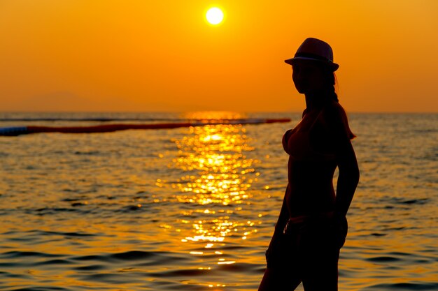 Ritratto di giovane donna come silhouette sul mare