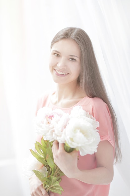 Ritratto di giovane donna con un mazzo di peonie