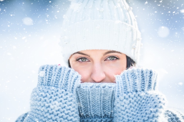 Ritratto di giovane donna con vestiti invernali maglione e berretto.