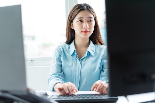 Ritratto di giovane donna d'affari che si concentra sul lavoro