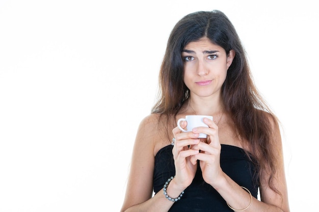 Ritratto di giovane donna felice con la tazza della tazza di bevanda calda del caffè del tè