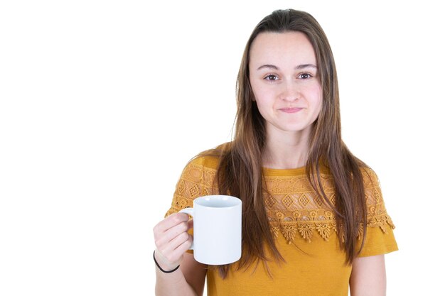 Ritratto di giovane donna felice con una tazza di tè