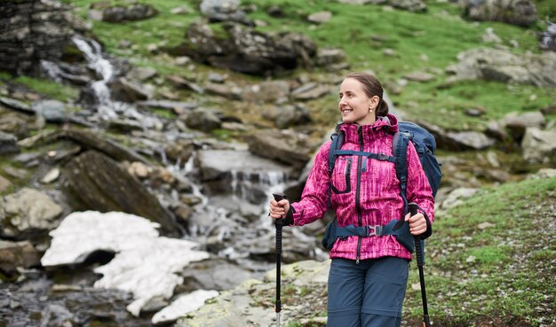 Ritratto di giovane donna felice in montagna