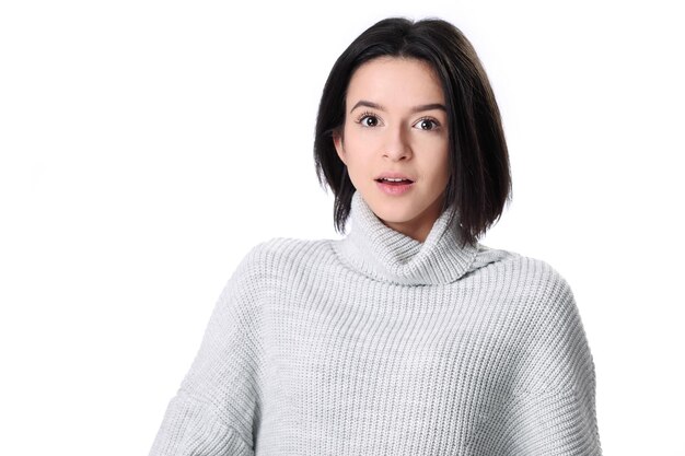 Ritratto di giovane donna felice isolata su sfondo bianco