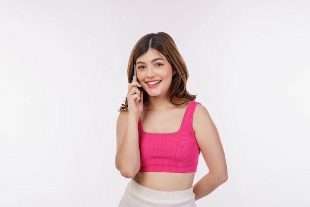 Ritratto di giovane donna felice parlando al cellulare isolato su sfondo bianco