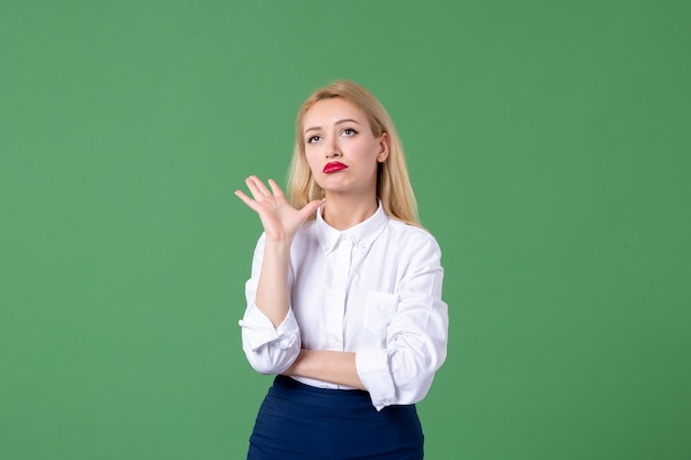 ritratto di giovane donna in abiti conservatori lezione di parete verde studente insegnante school