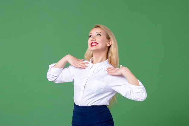 ritratto di giovane donna in abiti conservatori parete verde insegnante lezione di studio scuola