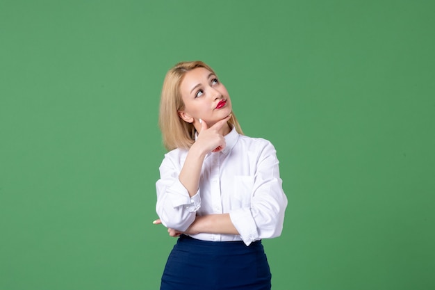 Ritratto di giovane donna in abiti conservatori parete verde lezione studio studente scuola