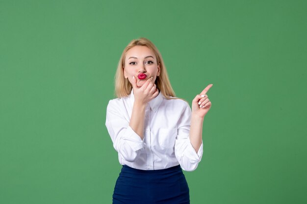 ritratto di giovane donna in abiti conservatori parete verde studente scuola lezione