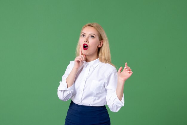 ritratto di giovane donna in abiti conservatori parete verde studentessa studia lezioni femminili