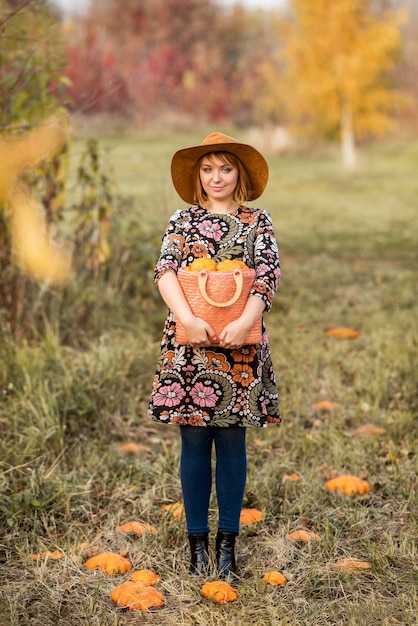 Ritratto di giovane donna in autunno parco