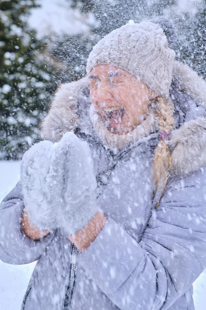 Ritratto di giovane donna in inverno nevoso