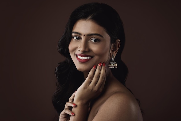 Ritratto di giovane donna indiana con bel trucco e acconciatura