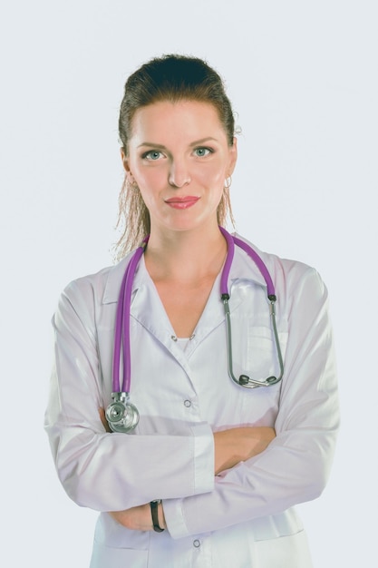 Ritratto di giovane donna medico con camice bianco in piedi in ospedale Ritratto di giovane donna medico