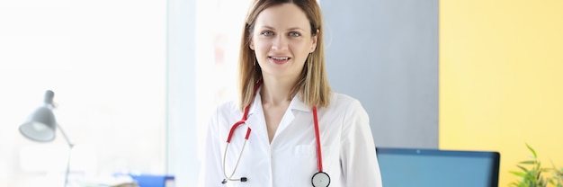 Ritratto di giovane donna medico in camice bianco servizi medici concept