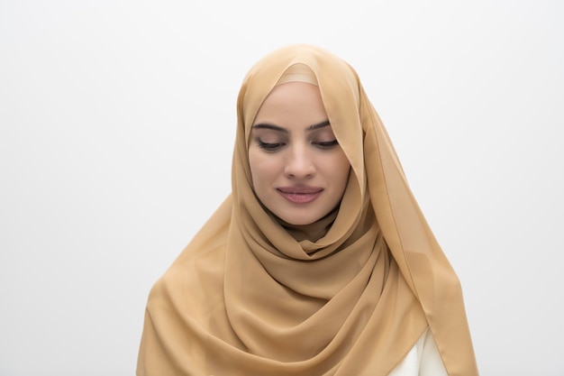 Ritratto di giovane donna musulmana che indossa l'hijab su sfondo bianco isolato. Foto di alta qualità