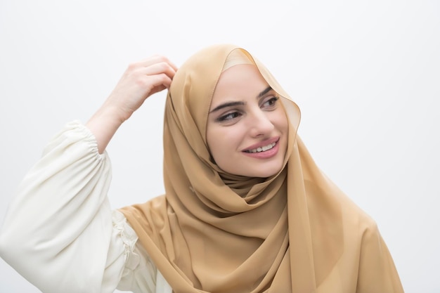 Ritratto di giovane donna musulmana che indossa l'hijab su sfondo bianco isolato. Foto di alta qualità