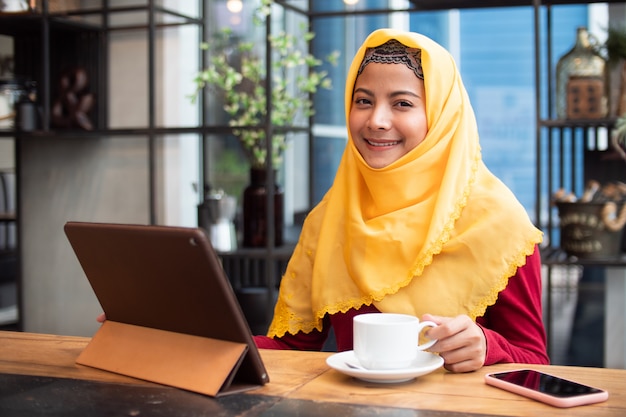 Ritratto di giovane donna musulmana in caffetteria
