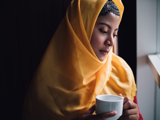 Ritratto di giovane donna musulmana in caffetteria