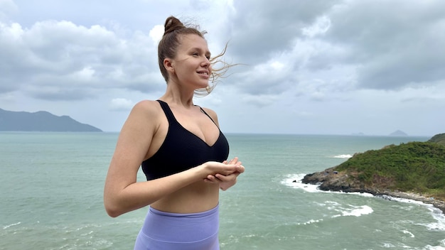 Ritratto di giovane donna rilassata spensierata felice della bella ragazza al fondo dell'oceano del mare che gode