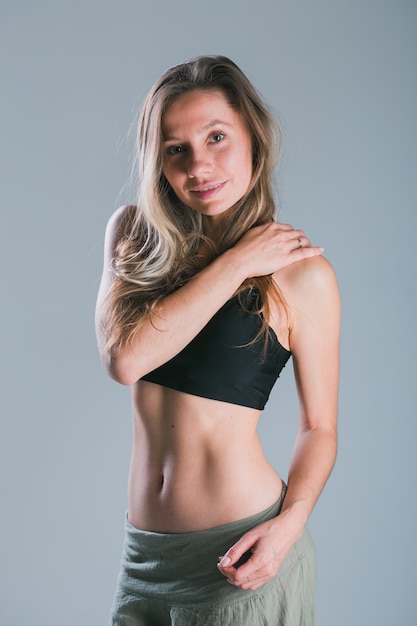 Ritratto di giovane donna slim fitness sport e stile di vita sano concept