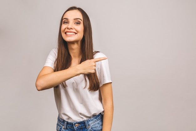 Ritratto di giovane donna sorridente che punta il dito verso l'alto