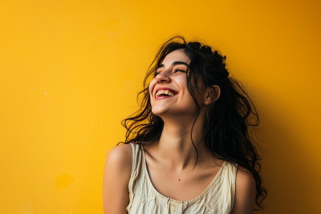 Ritratto di giovane donna sorridente su sfondo giallo stock photo