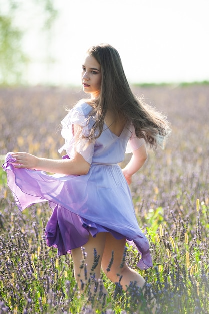 Ritratto di giovane donna sorridente sul campo di lavanda