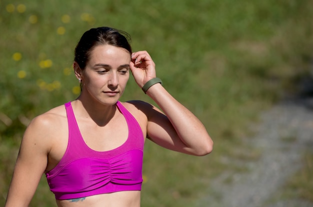 Ritratto di giovane donna sportiva in campagna