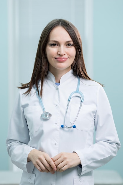 Ritratto di giovane dottoressa sorridente in clinica privata