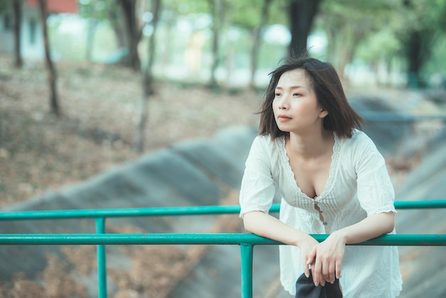 Ritratto di giovane e bella donna asiatica indossare abito bianco outdoorLifestyle di donna moderna