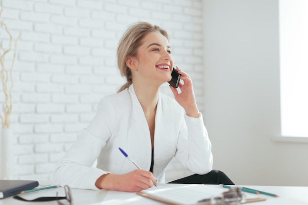 Ritratto di giovane e bella donna che lavora in ufficio