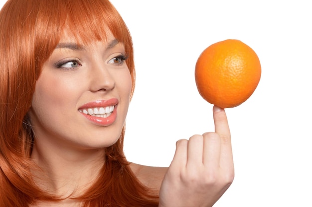 Ritratto di giovane e bella donna con metà arancioni