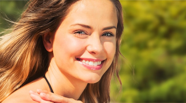 Ritratto di giovane e bella donna sorridente