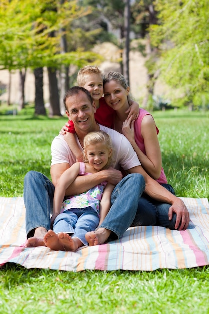 Ritratto di giovane famiglia con un picnic