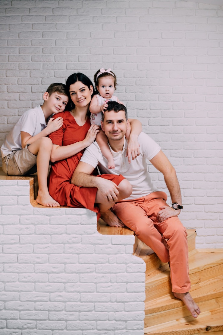 Foto ritratto di giovane famiglia felice a casa